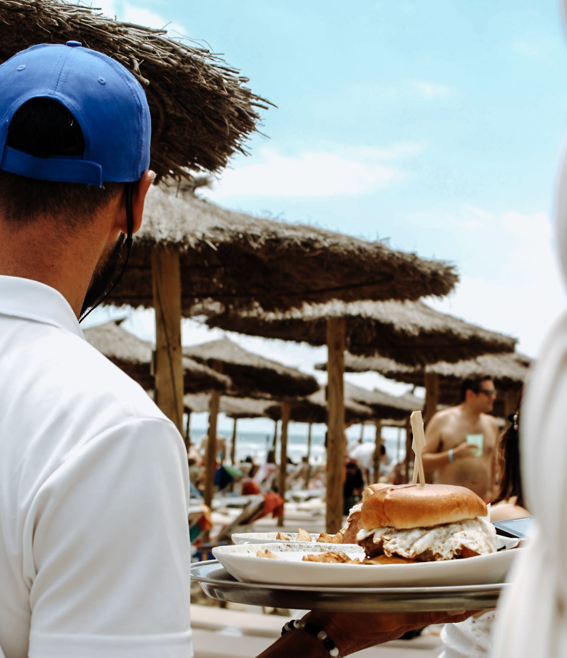 camarero con hamburguesa